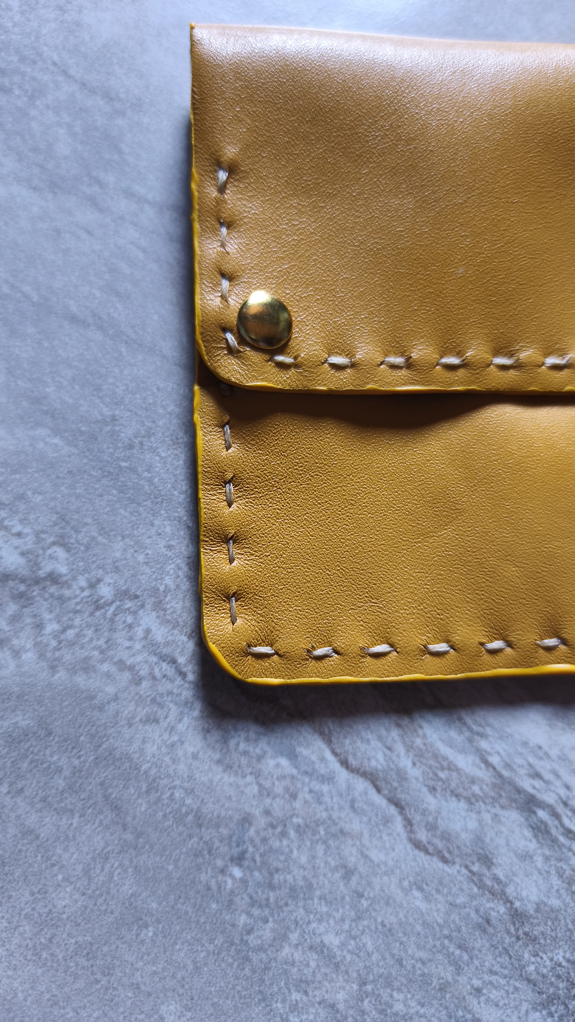 Retro del porta volantini in pelle verde salvia con i quattro bottoni di chiusura